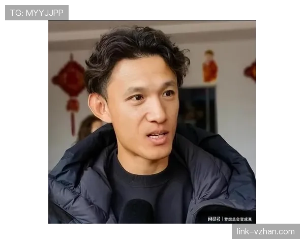 刷到王燊超排队买路边小吃，队长形象瞬间碎了